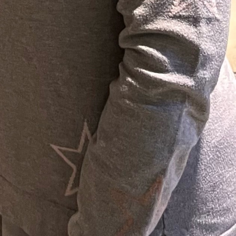 Gray Sweater With Star Patterns - image 5